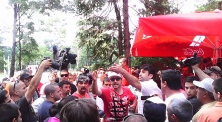 червени фенове нападнаха хора титан скандирания вън боклуците цска