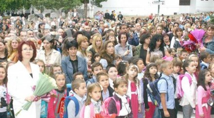 учители масово бягат гурбет испания гърция