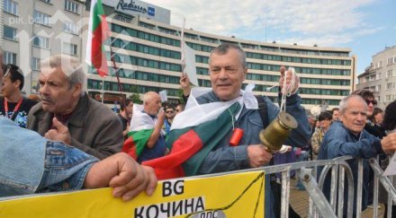 лидерът атака банкя оставка изчистване политическите назначения кабинета