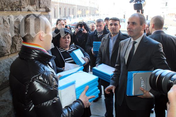 ГЕРБ обмислят вот на недоверие срещу властта
