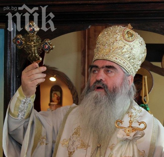 Мистерия! Вода бликна от пода на черква по време на траурна служба за митрополит Кирил