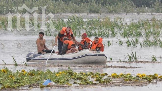 Спасиха с лодка възрастни хора при наводнение в Димитровград

