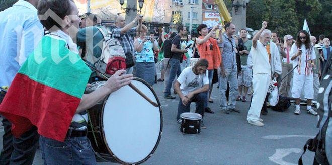 Протестът приключва на Орлов мост с барабанено шоу