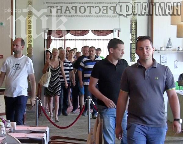 Бабаитите на Волен вдигат щур пиянски скандал в хотел, гонят ги с полиция