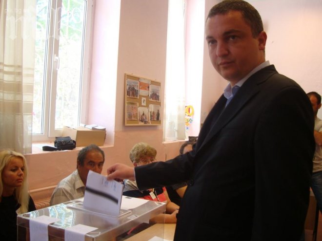 Иван Портних обърка бюлетините по време на гласуването