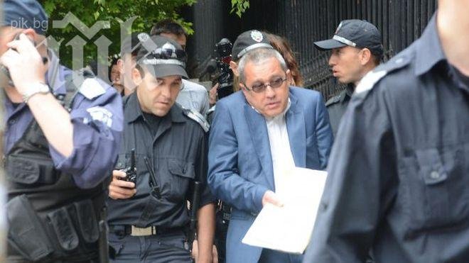 Торби с домати летят по парламента, Й. Цонев праща въздушни целувки