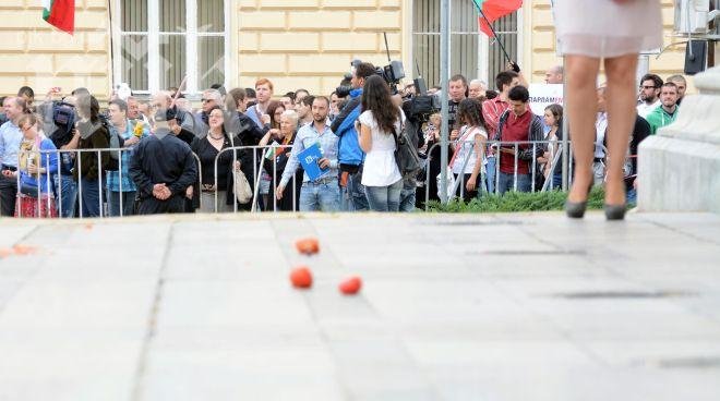 Домати и яйца хвърчат към парламента и депутатите