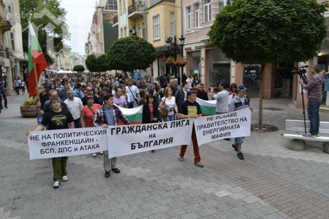 След отказ да блокират магистралата, протестиращите окупираха Областната управа