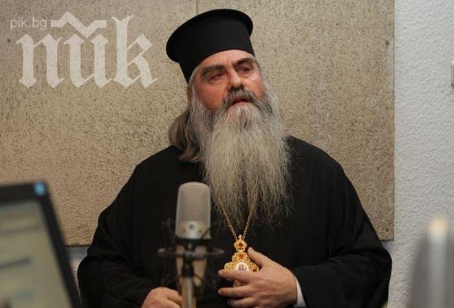 Митрополит Кирил дошъл с плавници, гмуркал се смело във вълните