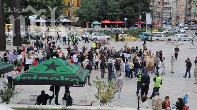 150 човека подкрепят Орешарски пред НДК