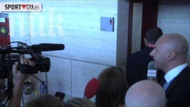 Сандро Росел избяга от журналисти в дамската тоалетна (видео)

