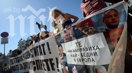 Нов начин за протест: Офис пред парламента! Носете си само лаптоп