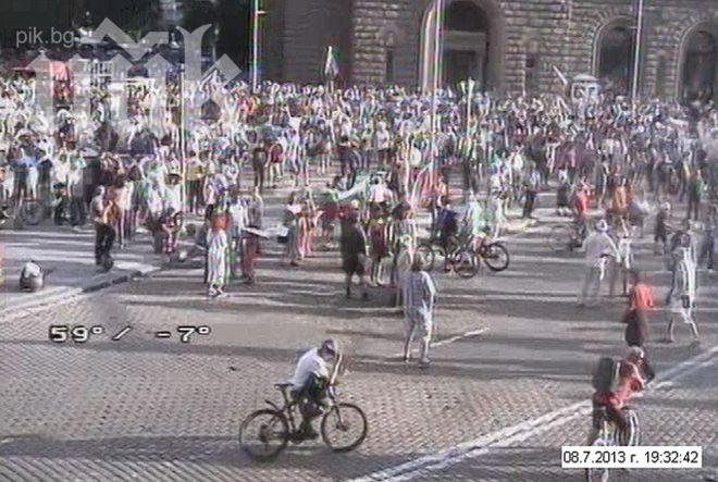 МВР пак дразни протестиращите – били 3500