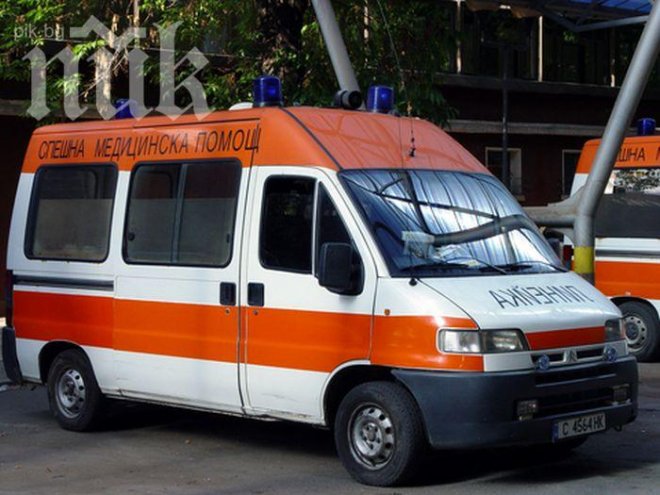 Моторист се натресе в табела, с опасност за живота е