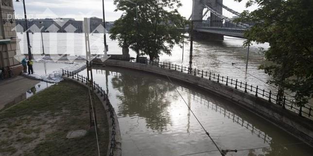 Невиждано бедствие в Торонто: Градът е под 2 м вода, милиони домакинства са без ток
