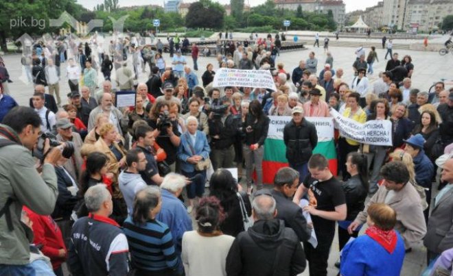 Протестиращите в полза на Орешарски напазарувани от рекламна агенция?