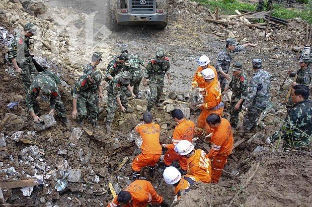 Близо 40 души затрупани от свлачище в Китай