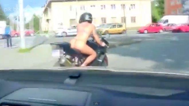 Гола мотористка взриви мрежата (видео)

