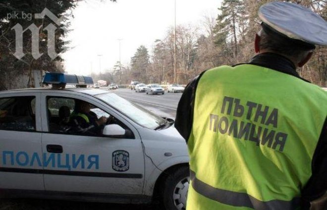 Полицаи иззеха канабис и пистолет при проверка на автомобил