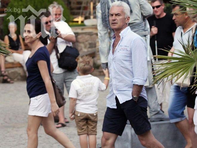 Сидеров броди по къси гащи из Созопол, пазят го двама гавази (снимки)