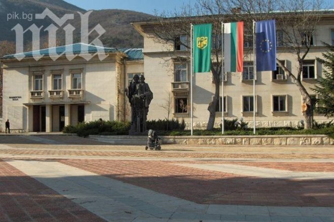 Във Враца правят палатков лагер заради разбита улица