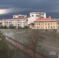 ПЪРВО В ПИК TV: Страшна буря се задава над София - тъмни облаци надвиснаха над столицата, вятърът е страховит