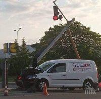 Зрелищна катастрофа в Бургас: Баничарка отнесе светофар (СНИМКИ)