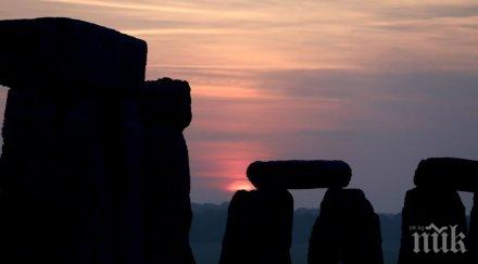 хиляди посрещнаха лятното слънцестоене стоунхендж