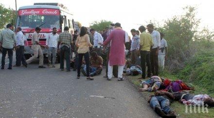 поредна трагедия индия автобус падна дере души загинали видео