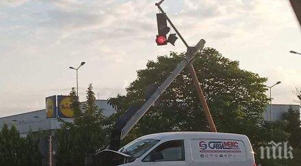 зрелищна катастрофа бургас баничарка отнесе светофар снимки