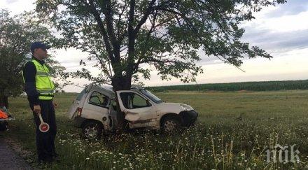 Млад мъж загина, след като се блъсна с колата си в дърво