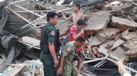 сграда срути камбоджа десетки развалините