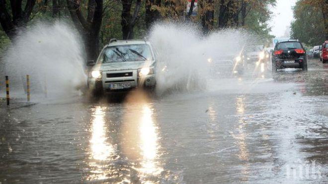 ЗВЕРСКИ ПОРОЙ В СОФИЯ: Страшен дъжд наводни подлезите на бул. България