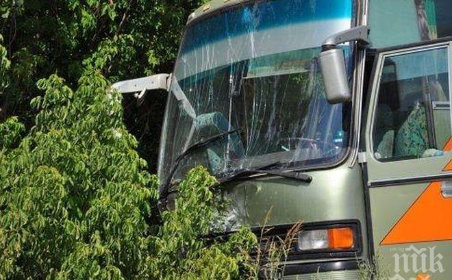 Автобус с 13 пътници катастрофира до казармите в Харманли, шофьорът почина