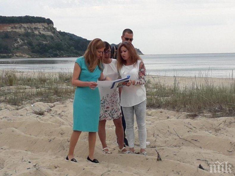 Ангелкова сигнализира прокуратурата за разорана дюна (СНИМКА)