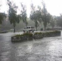 Порой удави Карлово, улиците се превърнаха в реки