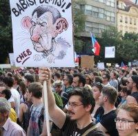 Огромен антиправителствен протест в Прага: Хиляди искат оставката на Андрей Бабиш