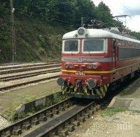 ИЗВЪНРЕДНО В ПИК! Пламна вагон на бързия влак Варна - София, 150 души са евакуирани