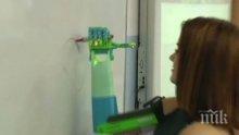 Момиче без ръка се обучава за автомеханик