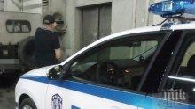 Хулиган от "Люлин" се метна на капака на полицейска кола: Оставете ме боклуци!