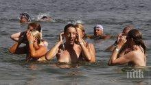 Австралийци се впуснаха в масово голо плуване на остров Тасмания