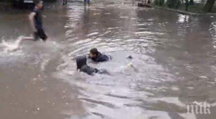 уникално видео пловдив стана море деца плуват улицата