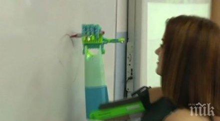 момиче без ръка обучава автомеханик