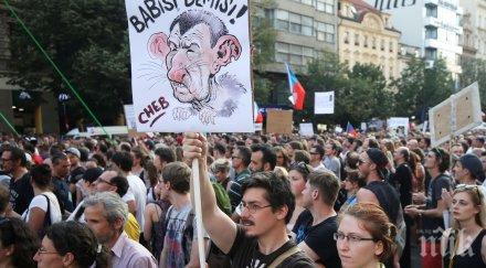 огромен антиправителствен протест прага хиляди искат оставката андрей бабиш