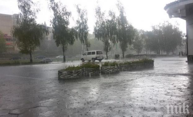Порой удави Карлово, улиците се превърнаха в реки