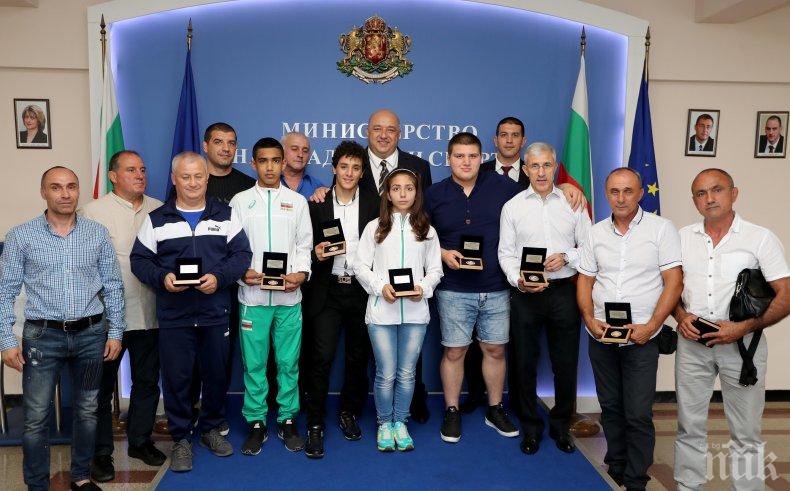 Красен Кралев награди медалистите на Европейското първенство по борба за кадети