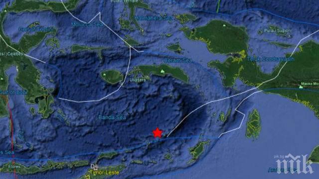 ЗЕМЯТА СЕ ЛЮЛЕЕ: Мощно земетресение от 7,5 удари Индонезия 