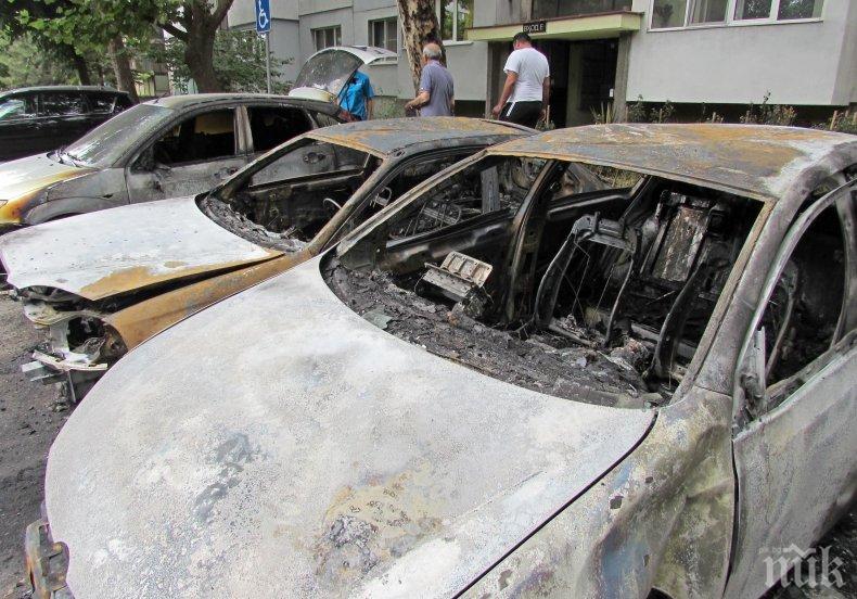 Опожариха пет автомобила в Русе, три са напълно унищожени (СНИМКИ)