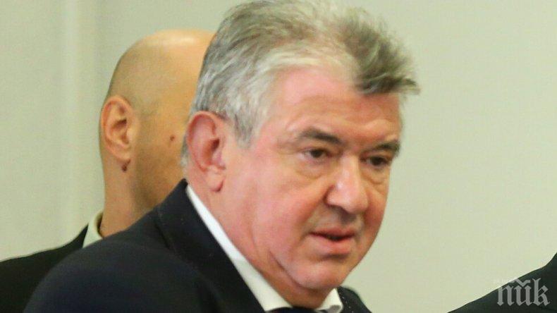 Не приеха оставката на шефа на НЕК Петър Илиев