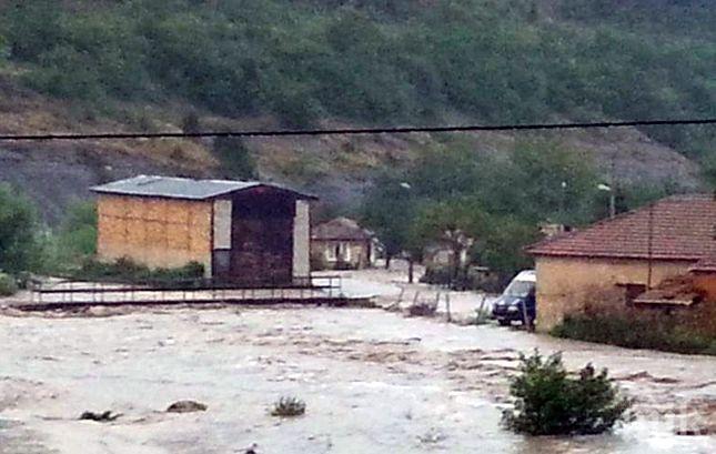 Потоп в Котел, има евакуирани 